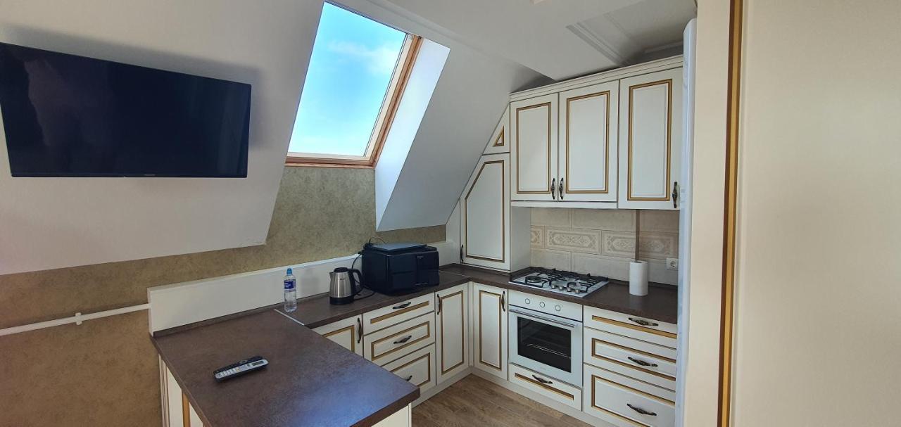 Airport Apartment *